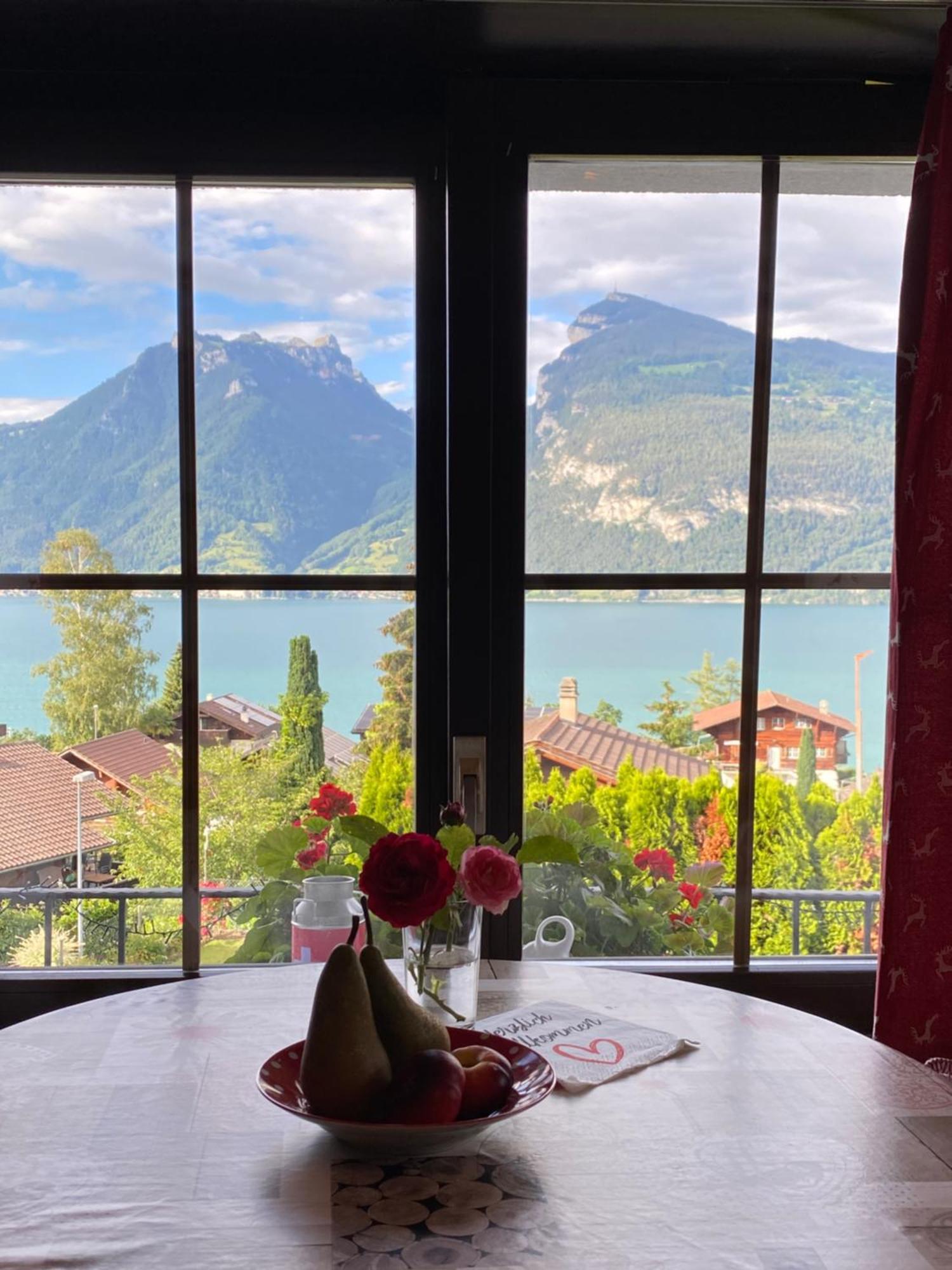 Herrlicher Blick Auf Berge Und See Faulensee Kültér fotó